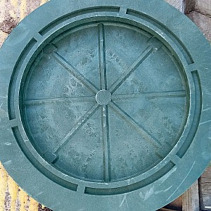 Люк канализационный МультиМирПласт 15 кН 758*60 мм полимерный круглый зеленый. Изображение - 1