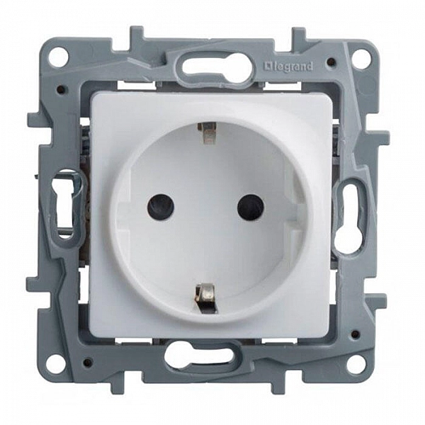 Розетка Legrand Etika 672221 2К+3 с заземлением белая