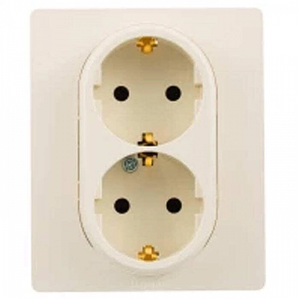Розетка Legrand Etika 672333 2*2P+E 2 места с заземлением со шторками слоновая кость