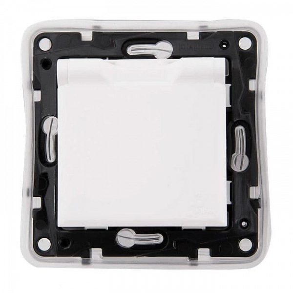 Розетка Legrand Structura 764240 2P+E с крышкой со шторками белый