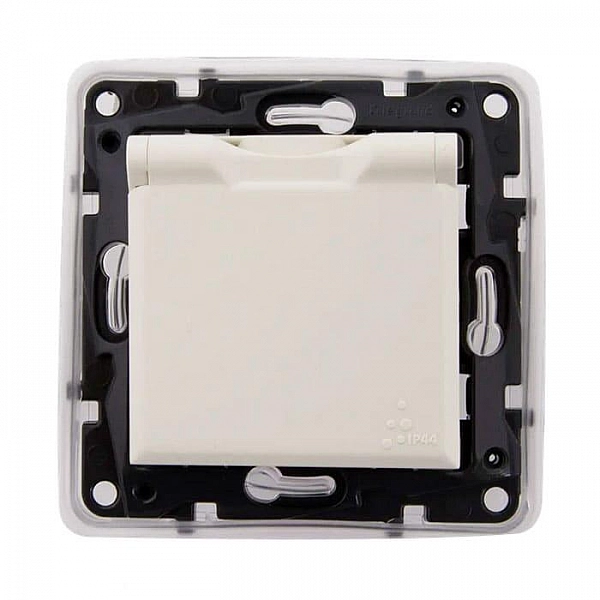 Розетка Legrand Structura 764241 2P+E с крышкой со шторками слоновая кость