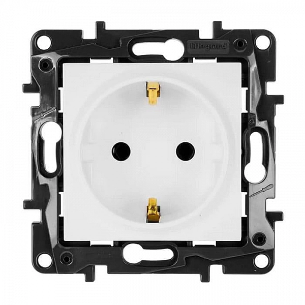 Розетка Legrand Structura 764220 2P+E с заземлением со шторками белый
