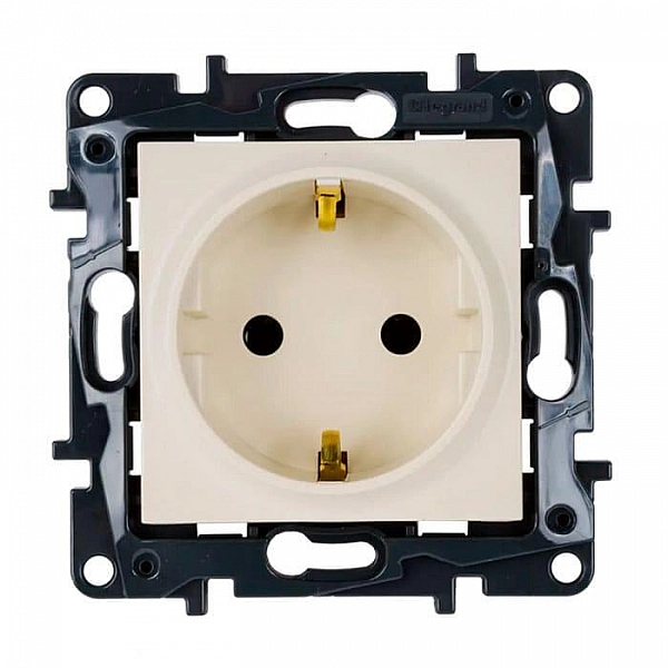 Розетка Legrand Structura 764221 2P+E с заземлением со шторками слоновая кость