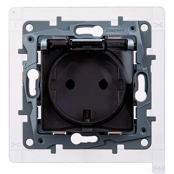 Розетка Legrand Etika 672426 2P+E нем. стд. с крышкой со шторками алюминий