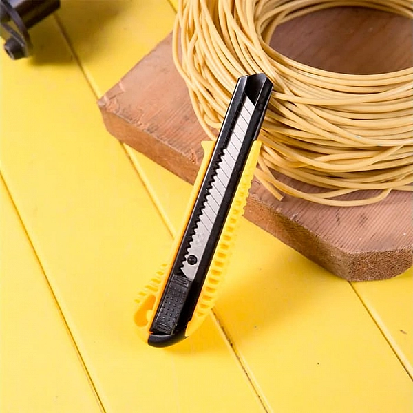 Нож Deli YS EDL003H строительный универсальный 18 мм