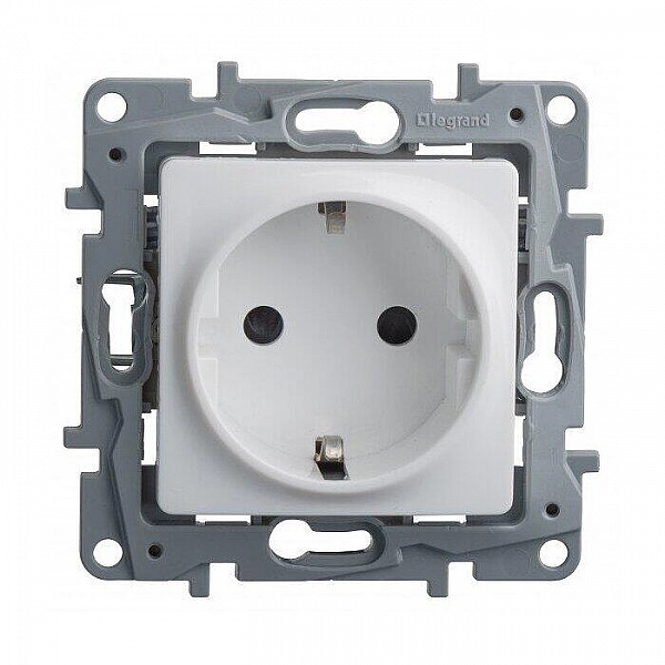 Розетка Legrand Etika 672222 2P+3 с заземлением со шторками белая