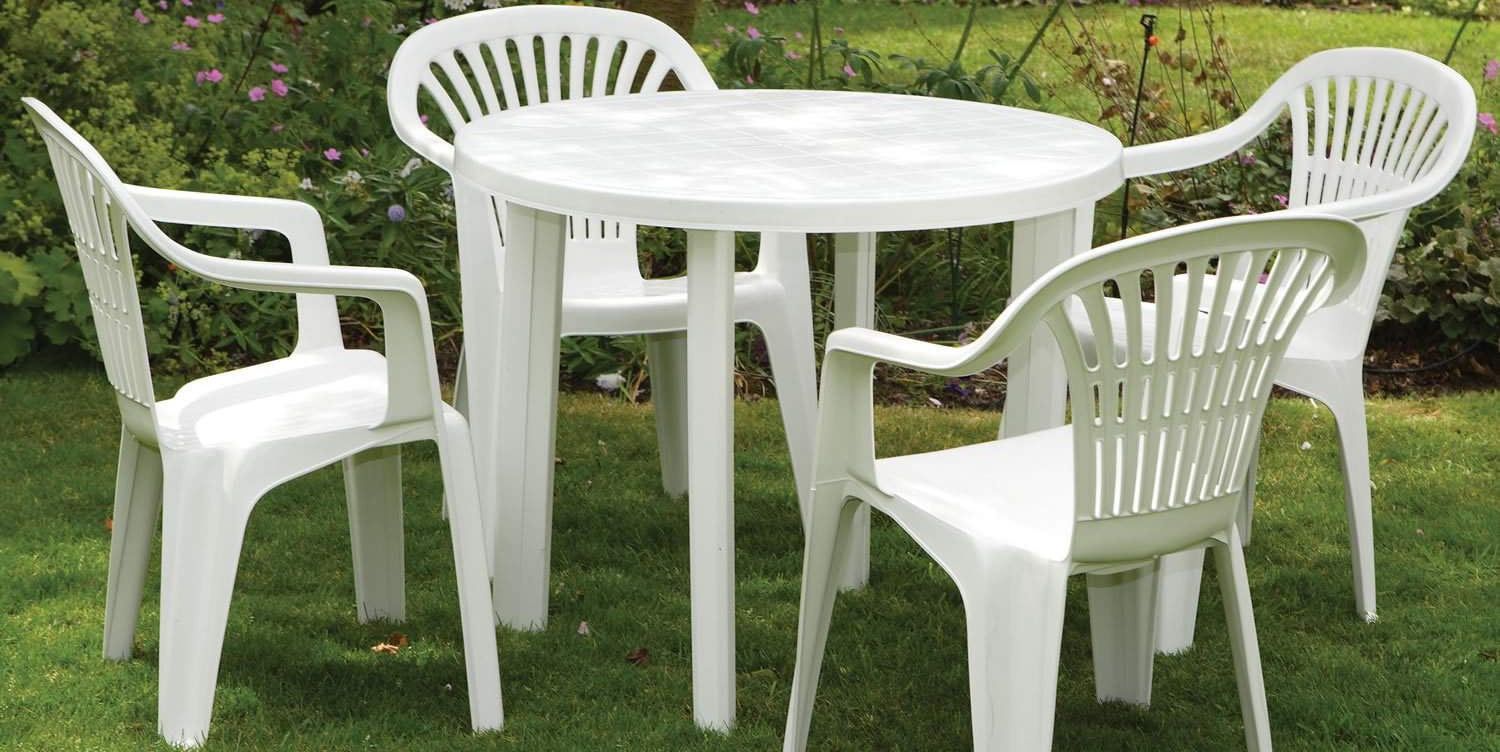 Комплект пластиковых стульев и стола