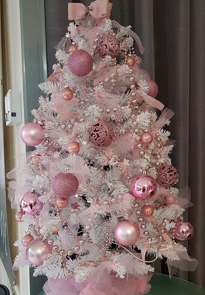 Новогодняя елка в розовом декоре