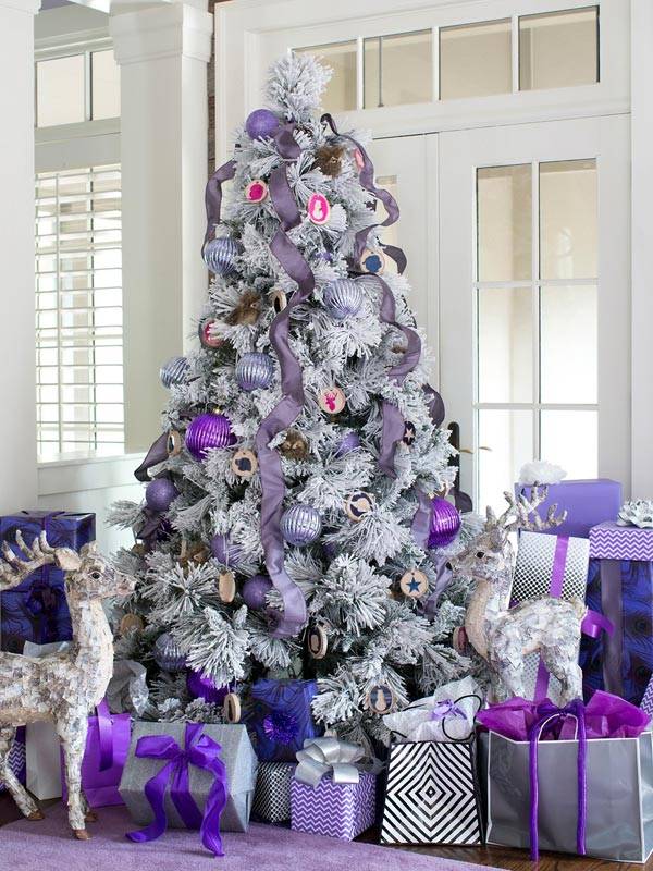 Новогодняя елка в фиолетовом декоре