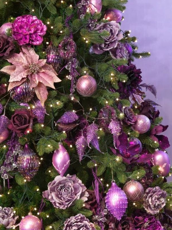 Новогодняя елка в фиолетовом декоре